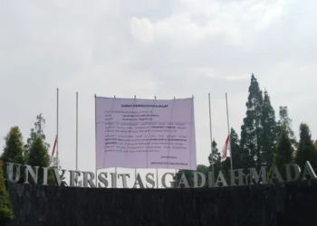 UGM Buka Suara soal Spanduk ‘Surat Permohonan Maaf’ yang Muncul di Area Kampus