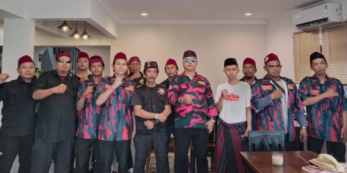 Ketua Ormas BHALADIKA KARYA SOKSI DKI JAKARTA berserta Pengurus Bersilaturahmi Ke tempat Kediaman Bapak AHMAD BAHAR di Depok.