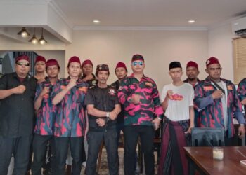 Ketua Ormas BHALADIKA KARYA SOKSI DKI JAKARTA berserta Pengurus Bersilaturahmi Ke tempat Kediaman Bapak AHMAD BAHAR di Depok.