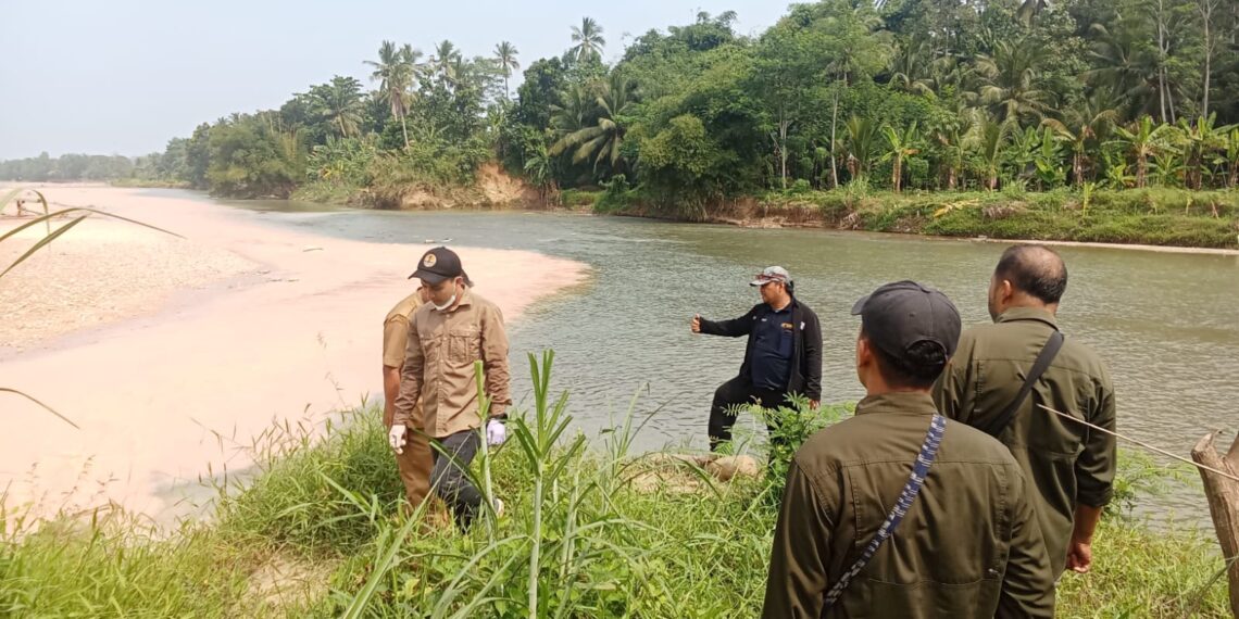 Respon Keluhan Warga, DLH Lebak Cek Air Sungai Cidikit, Warga Minta Tindak Tegas Pelaku Pencemaran