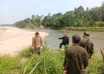 Respon Keluhan Warga, DLH Lebak Cek Air Sungai Cidikit, Warga Minta Tindak Tegas Pelaku Pencemaran