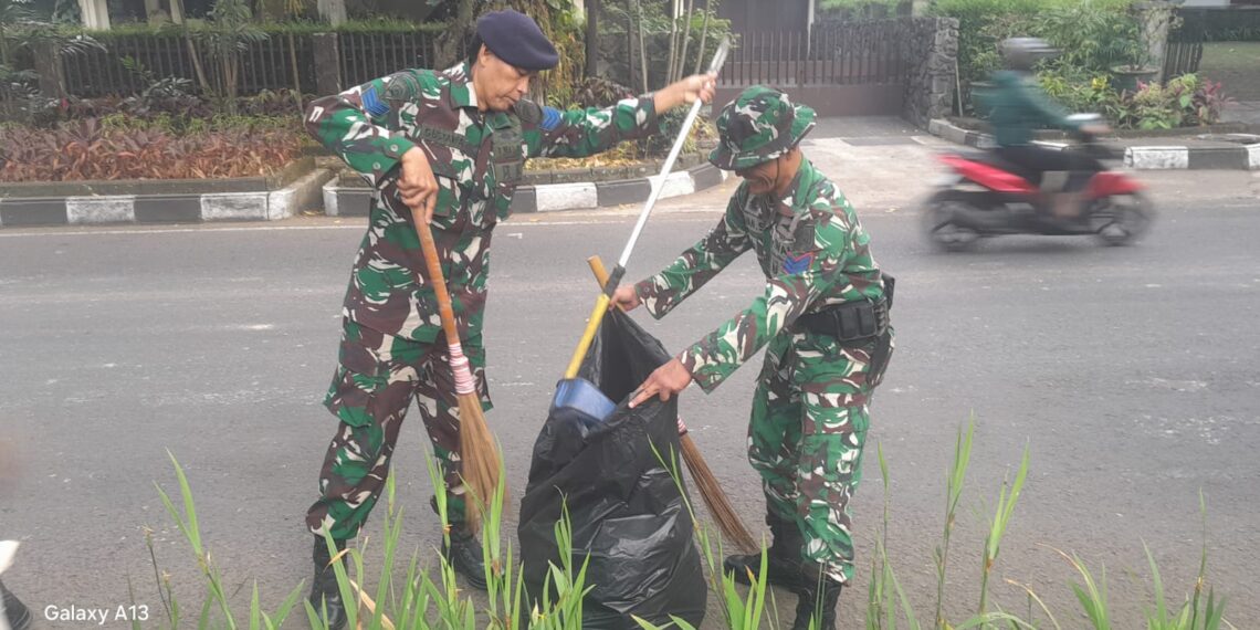 Kompak Solid Tanamkan Jiwa Gotong Royong, di Dalam Memperindah Lingkungan Kerja