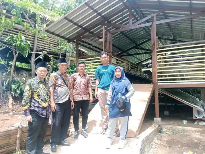 BUMDes Tunas Muda Gandasoli Jadi Percontohan Kandang Kambing Anti Macan Tutul di Cikakak