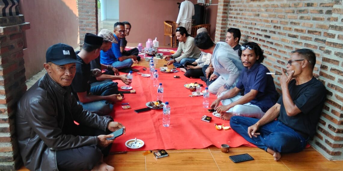Saung Jurnalis Jadi Simbol Persatuan, Insan Pers dan Aktivis Santuni Anak Yatim