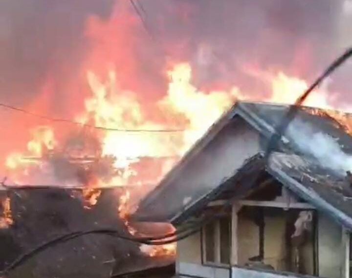 Kebakaran Lahap Kampung Adat Ciptamulya Sukabumi, Puluhan Rumah Panggung Hangus
