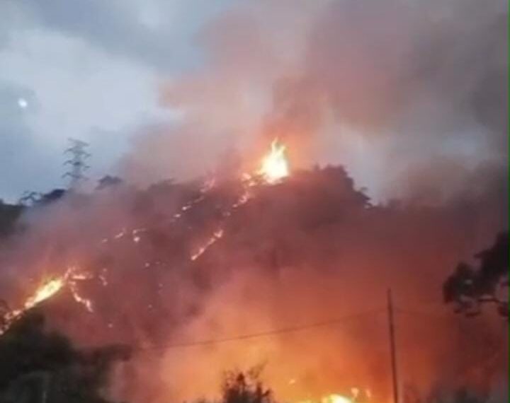 Kebakaran Lahan di Kawasan Gunung Paseban Kutawaringin Bandung, 5 Unit Damkar Dikerahkan