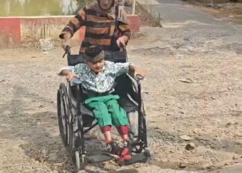 Miriis..Erfan Murid Disabilitas Menempuh Pendidikan Di jalan Rusak, Berharap Kepada Pemerintah